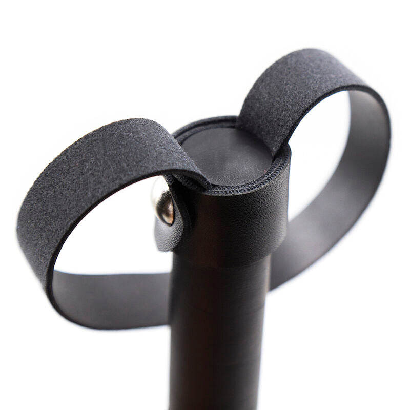 Frustino in pelle con rivetti argento 60 cm per usi fetish design versatile per principianti esperti Ohmama Fetish