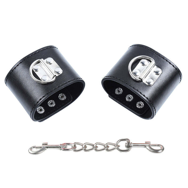 Poignets en cuir avec clous métalliques et fermeture à pression bondage