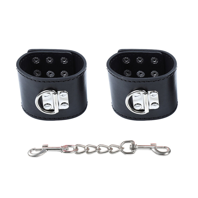 Poignets en cuir avec clous métalliques et fermeture à pression bondage