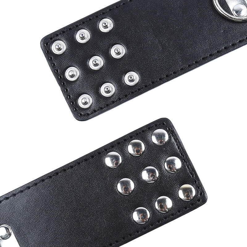 Poignets en cuir avec clous métalliques et fermeture à pression bondage