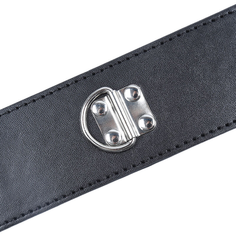 Poignets en cuir avec clous métalliques et fermeture à pression bondage