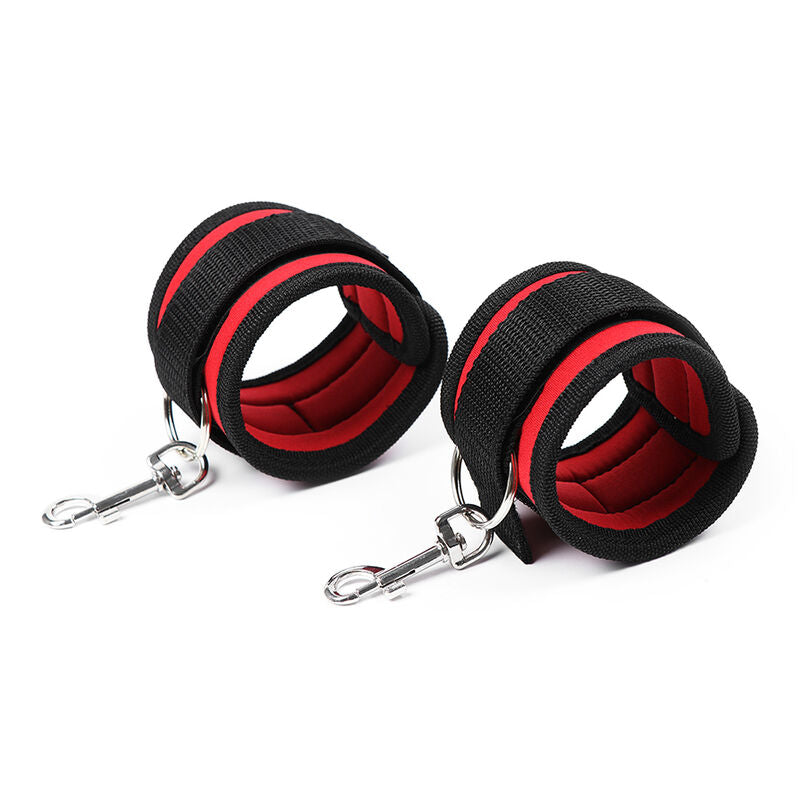 Manette Polsiere In Nylon Rosso E Nero Con Ganci Di Trazione E Moschettone In Metallo Bondage