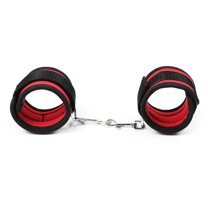 Manette polsiere in nylon rosso e nero con ganci di trazione e moschettone in metallo bondage 