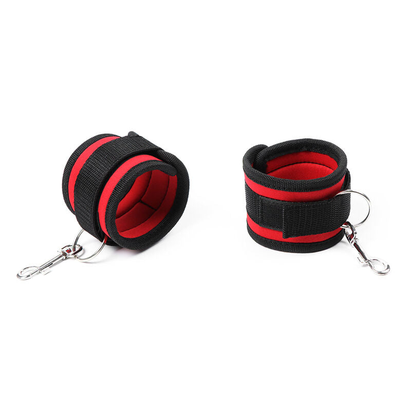 Manette Polsiere In Nylon Rosso E Nero Con Ganci Di Trazione E Moschettone In Metallo Bondage