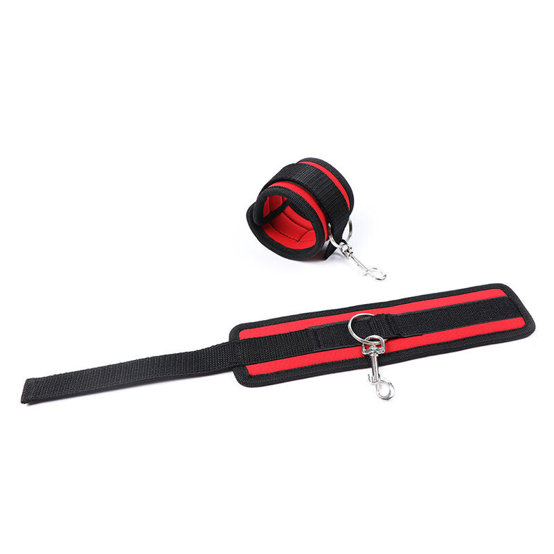 Manette Polsiere In Nylon Rosso E Nero Con Ganci Di Trazione E Moschettone In Metallo Bondage
