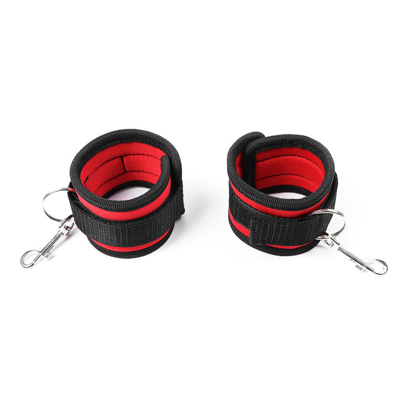 Manette Polsiere In Nylon Rosso E Nero Con Ganci Di Trazione E Moschettone In Metallo Bondage