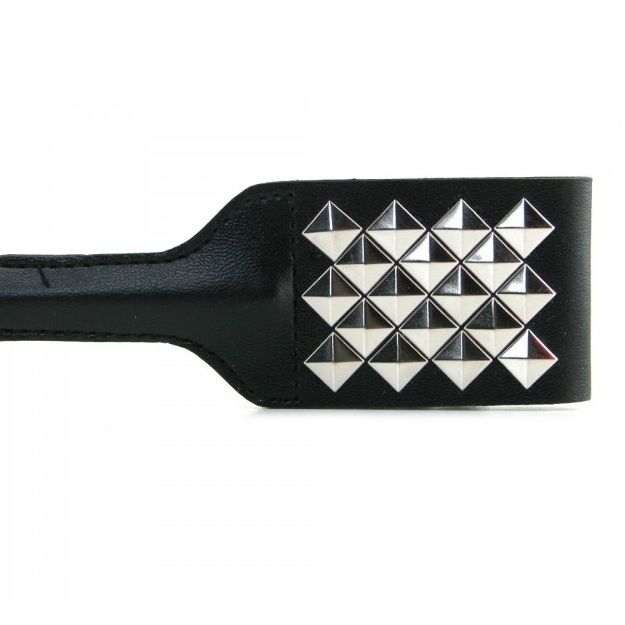 Frustino bondage in pelle nera con borchie metalliche e manico antiscivolo per giochi fetish Sex & Mischief