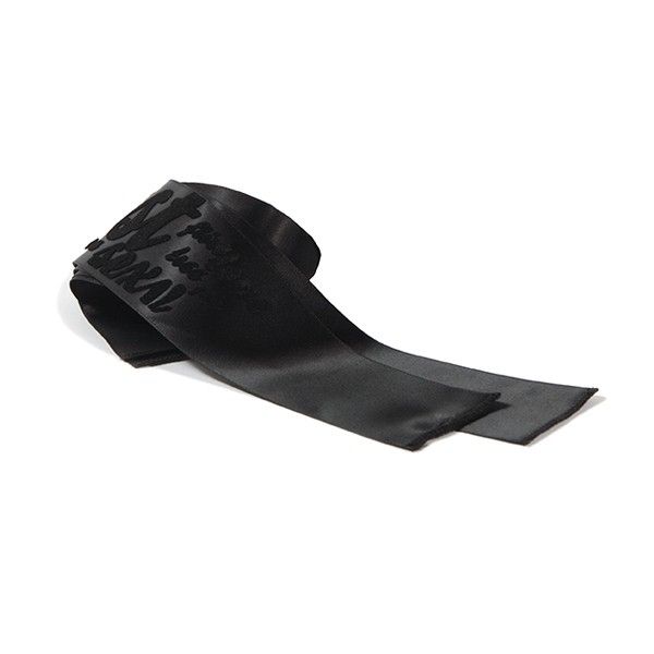 Set giochi erotici con accessori di piacere sensoriale spolverino manette maschera raso Bijoux Indiscrets